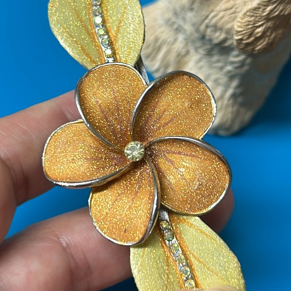 🖤NWOT💕Plumeria & crystal hair barrette clip pin
